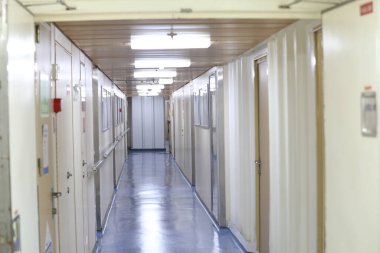 Bir yolcu gemisinde mürettebat alanı koridoru