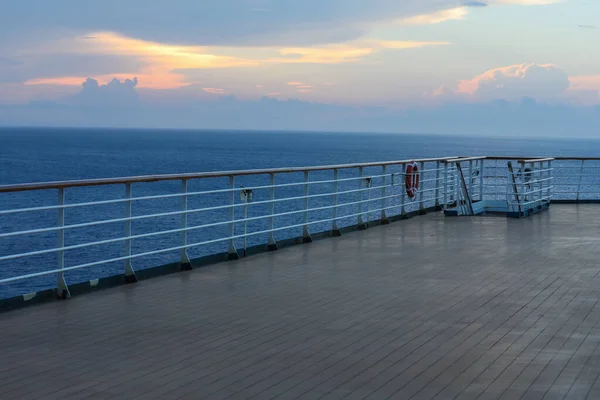 Tahta Güverte Yolcu Gemisinden Tırabzan Güzel Gün Batımı Okyanus Manzarası — Stok fotoğraf