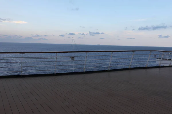 Wooden Deck Railing Cruise Ship Beautiful Sunset Ocean View — Stock Photo, Image