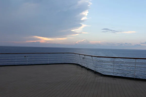 Convés Madeira Trilhos Navio Cruzeiro Belo Pôr Sol Vista Para — Fotografia de Stock