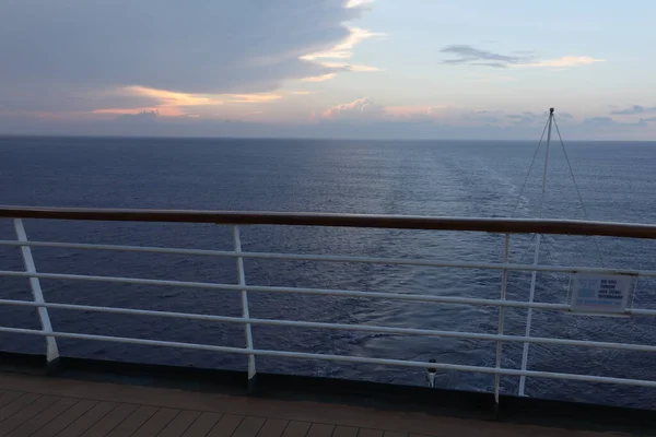 Wooden Deck Railing Cruise Ship Beautiful Sunset Ocean View — Stock Photo, Image