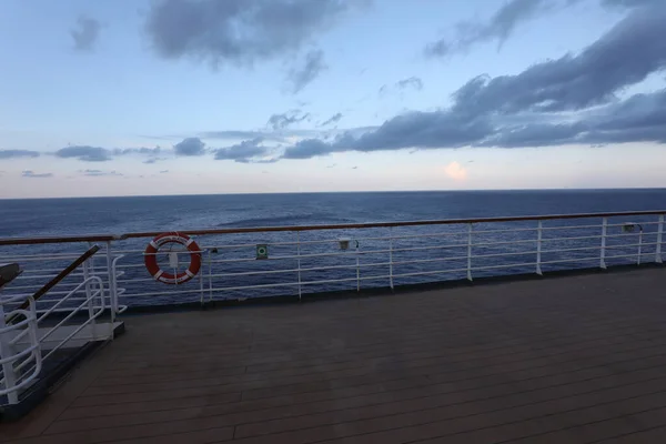 Wooden Deck Railing Cruise Ship Beautiful Sunset Ocean View — Stock Photo, Image