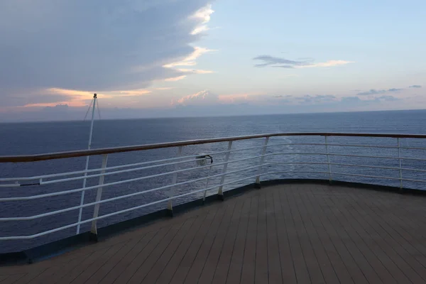 Wooden Deck Railing Cruise Ship Beautiful Sunset Ocean View — Stock Photo, Image