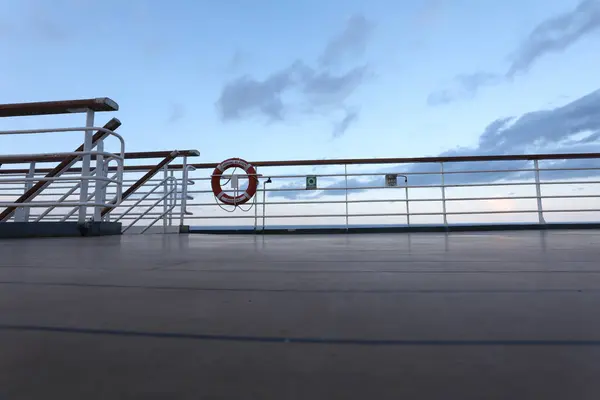 Trädäck Och Räcke Från Kryssningsfartyg Vacker Solnedgång Och Havsutsikt — Stockfoto