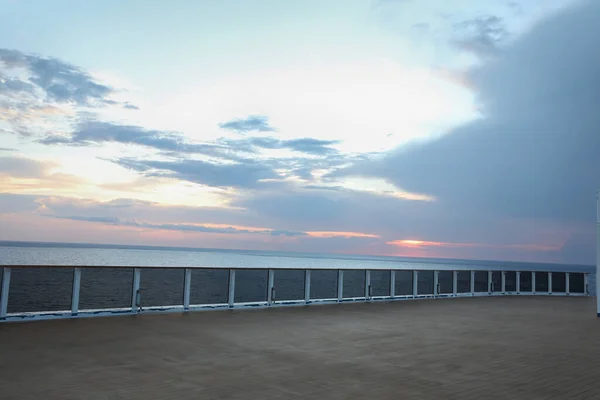 Yaz Gezisi Konsepti Okyanusun Panoramik Manzarası Ufkun Hemen Üstünde Güzel — Stok fotoğraf