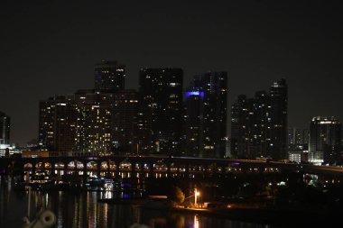 Alacakaranlık, şehir ve ofis binalarındaki bulanık ışıklar, soyut arkaplan