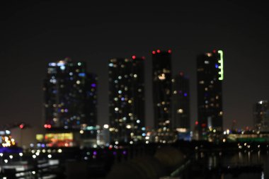 Alacakaranlık, şehir ve ofis binalarındaki bulanık ışıklar, soyut arkaplan