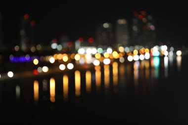 Alacakaranlık, şehir ve ofis binalarındaki bulanık ışıklar, soyut arkaplan