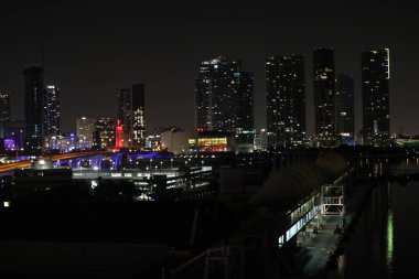 Alacakaranlık, şehir ve ofis binalarındaki bulanık ışıklar, soyut arkaplan