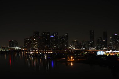 Alacakaranlık, şehir ve ofis binalarındaki bulanık ışıklar, soyut arkaplan