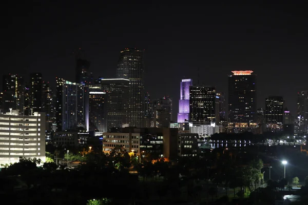 Alacakaranlık Şehir Ofis Binalarındaki Bulanık Işıklar Soyut Arkaplan — Stok fotoğraf