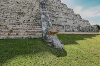 El Castillo (tapınak Kukulcan), bir Mesoamerican adım-Piramit, Chichen. Terminal Klasik dönem Maya halkı tarafından inşa edilmiş. UNESCO Dünya Mirası