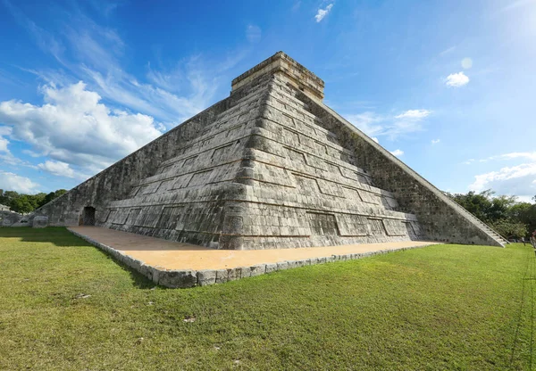 Pirámide Maya Kukulquina Castillo Con Sol Saliendo Por Detrás Chichén — Foto de Stock