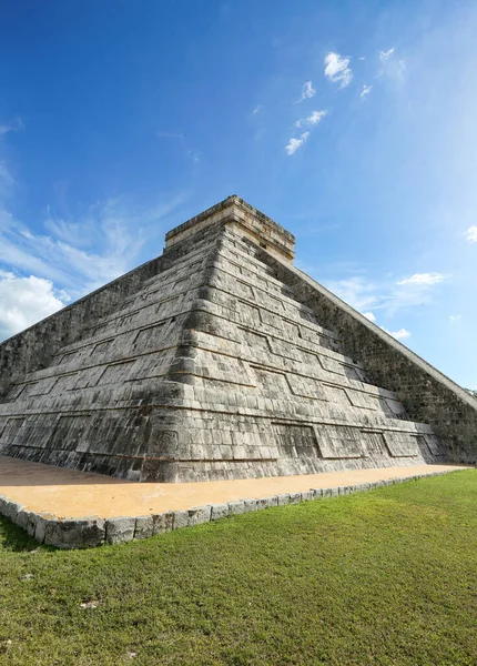 Pyramide Maya Kukulcane Castillo Avec Soleil Levant Par Derrière Chichen — Photo