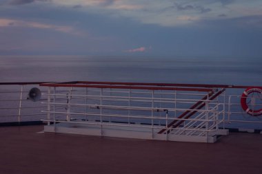 Günbatımında lüks yolcu gemisi güvertesi.