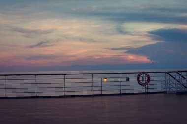 Günbatımında lüks yolcu gemisi güvertesi.