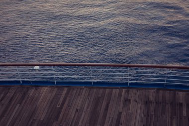 Günbatımında lüks yolcu gemisi güvertesi.