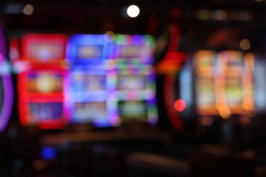 Kumarhane oyunlarındaki slot makinelerinin bulanık görüntüsü