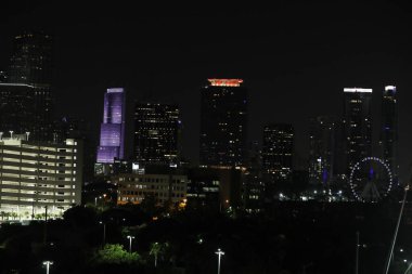 Alacakaranlık, şehir ve ofis binalarındaki bulanık ışıklar, soyut arkaplan