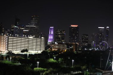 Alacakaranlık, şehir ve ofis binalarındaki bulanık ışıklar, soyut arkaplan