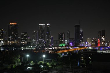 Alacakaranlık, şehir ve ofis binalarındaki bulanık ışıklar, soyut arkaplan