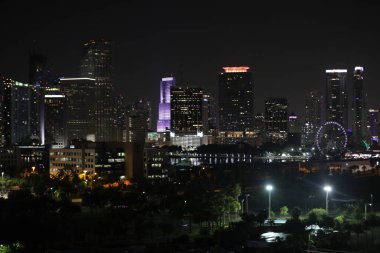 Alacakaranlık, şehir ve ofis binalarındaki bulanık ışıklar, soyut arkaplan