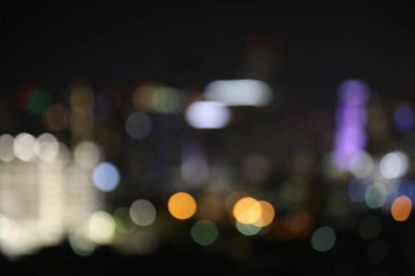 Alacakaranlık, şehir ve ofis binalarındaki bulanık ışıklar, soyut arkaplan