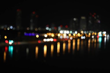 Alacakaranlık, şehir ve ofis binalarındaki bulanık ışıklar, soyut arkaplan