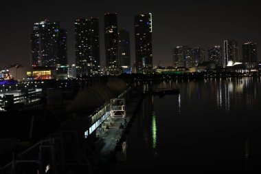 Alacakaranlık, şehir ve ofis binalarındaki bulanık ışıklar, soyut arkaplan