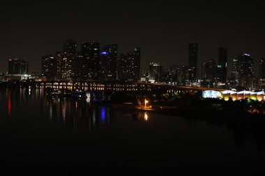 Alacakaranlık, şehir ve ofis binalarındaki bulanık ışıklar, soyut arkaplan