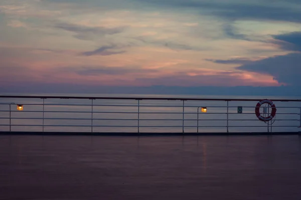 Günbatımında lüks yolcu gemisi güvertesi.