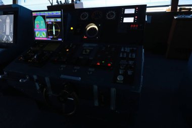 Ekranlar ve radarlar komuta köprüsünde