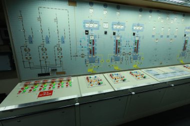 Gemi makine dairesi gösterge paneli bolca alt, göstergeler, küçük gösterge lambaları ve motor ve jeneratörlerin şemaları, voltmetreler, amperemetörler