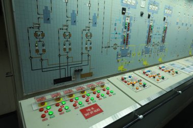 Gemi makine dairesi gösterge paneli bolca alt, göstergeler, küçük gösterge lambaları ve motor ve jeneratörlerin şemaları, voltmetreler, amperemetörler