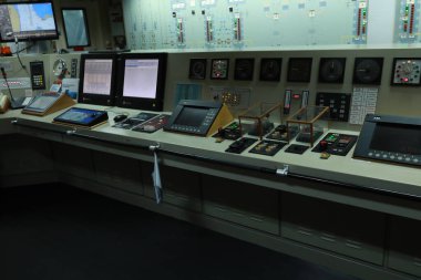 Yolcu gemisinde motor izleme monitörleri