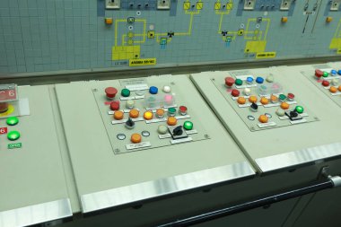 Gemi makine dairesi gösterge paneli bolca alt, göstergeler, küçük gösterge lambaları ve motor ve jeneratörlerin şemaları, voltmetreler, amperemetörler