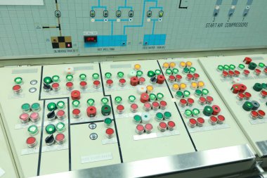 Gemi makine dairesi gösterge paneli bolca alt, göstergeler, küçük gösterge lambaları ve motor ve jeneratörlerin şemaları, voltmetreler, amperemetörler