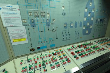 Gemi makine dairesi gösterge paneli bolca alt, göstergeler, küçük gösterge lambaları ve motor ve jeneratörlerin şemaları, voltmetreler, amperemetörler