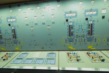 Gemi makine dairesi gösterge paneli bolca alt, göstergeler, küçük gösterge lambaları ve motor ve jeneratörlerin şemaları, voltmetreler, amperemetörler