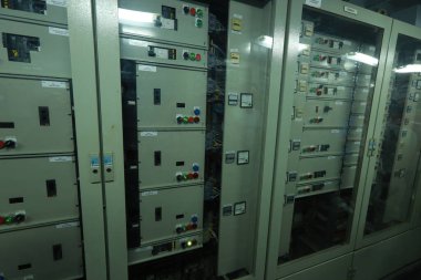 Gemi makine dairesi gösterge paneli bolca alt, göstergeler, küçük gösterge lambaları ve motor ve jeneratörlerin şemaları, voltmetreler, amperemetörler