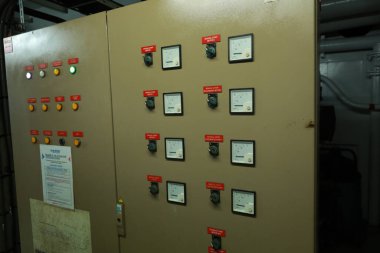 Gemi makine dairesi gösterge paneli bolca alt, göstergeler, küçük gösterge lambaları ve motor ve jeneratörlerin şemaları, voltmetreler, amperemetörler