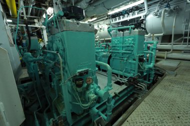 Gemi makine dairesi gösterge paneli bolca alt, göstergeler, küçük gösterge lambaları ve motor ve jeneratörlerin şemaları, voltmetreler, amperemetörler