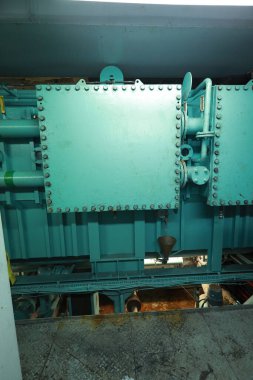 Gemi makine dairesi gösterge paneli bolca alt, göstergeler, küçük gösterge lambaları ve motor ve jeneratörlerin şemaları, voltmetreler, amperemetörler