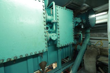 Gemi makine dairesi gösterge paneli bolca alt, göstergeler, küçük gösterge lambaları ve motor ve jeneratörlerin şemaları, voltmetreler, amperemetörler