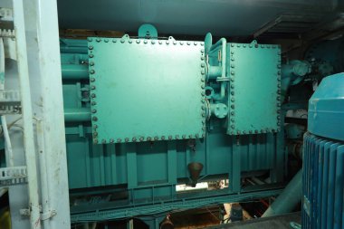 Gemi makine dairesi gösterge paneli bolca alt, göstergeler, küçük gösterge lambaları ve motor ve jeneratörlerin şemaları, voltmetreler, amperemetörler