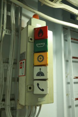 Gemi makine dairesi gösterge paneli bolca alt, göstergeler, küçük gösterge lambaları ve motor ve jeneratörlerin şemaları, voltmetreler, amperemetörler