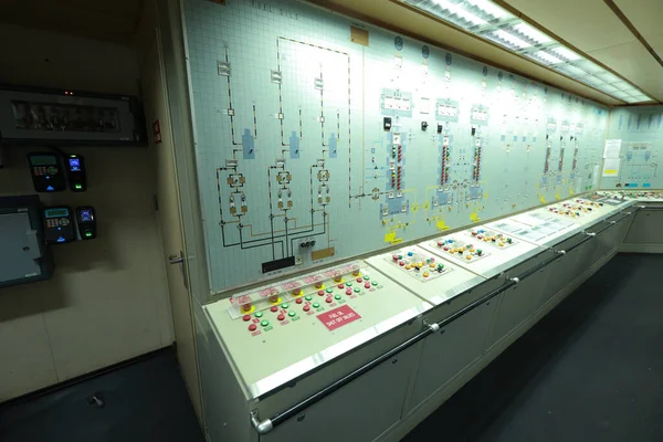 Gemi makine dairesi gösterge paneli bolca alt, göstergeler, küçük gösterge lambaları ve motor ve jeneratörlerin şemaları, voltmetreler, amperemetörler