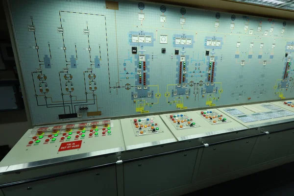 船用机房仪表板 有大量的底部 指示灯 小指示灯和发动机和发电机示意图 电压表 安培器 — 图库照片