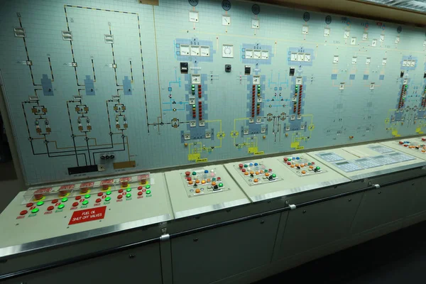 船用机房仪表板 有大量的底部 指示灯 小指示灯和发动机和发电机示意图 电压表 安培器 — 图库照片
