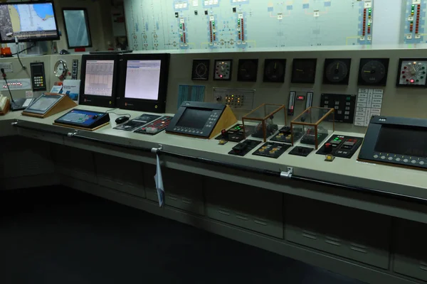 Yolcu gemisinde motor izleme monitörleri